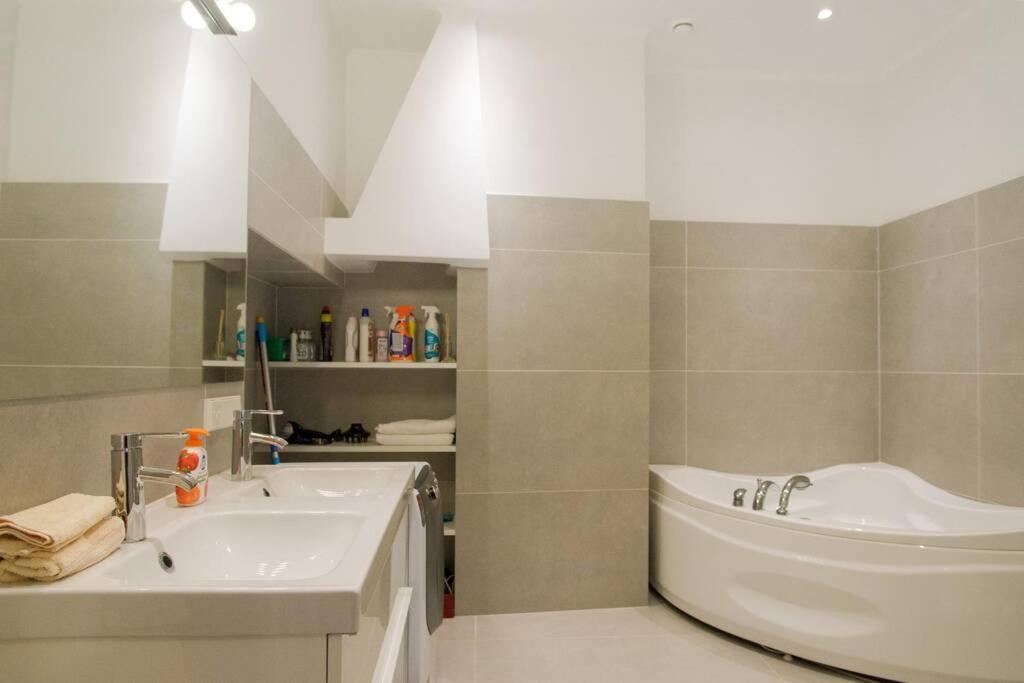 Modern & Spacious 80M2 Apartment In Riga Old Town Dış mekan fotoğraf